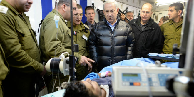  Netánjáhu miniszterelnök és Mose Jáálon védelmi miniszter meglátogat egy hadikórházat, melyet az izraeli hadsereg hozott létre a Golán-fennsíkon a szíriai polgárháború sérültjeinek ellátására