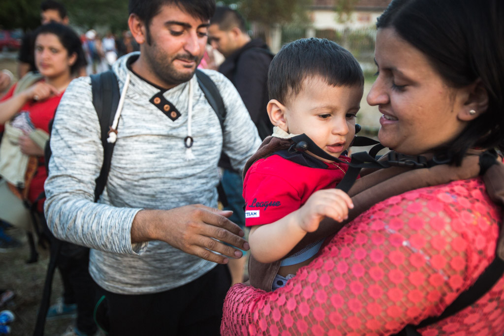 Az IsraAID önkéntesei kengurukat osztanak szír és afgán menekülteknek a szerb-magyar határon 
