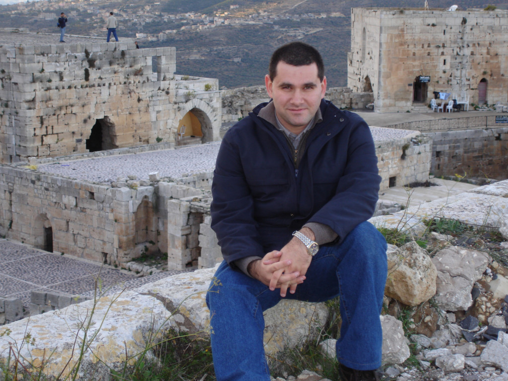 Aboud Dandachi az azóta már szétlőtt homszi keresztes várban 2013-ban. A vár a világ legnagyobb épségben megmaradt keresztes vára volt a bombázásig