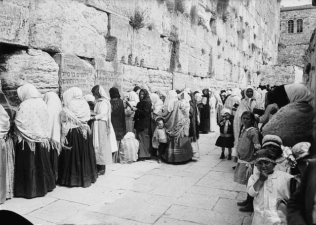 Zsidó nők imádkoznak a Siratófalnál, 1888 körül