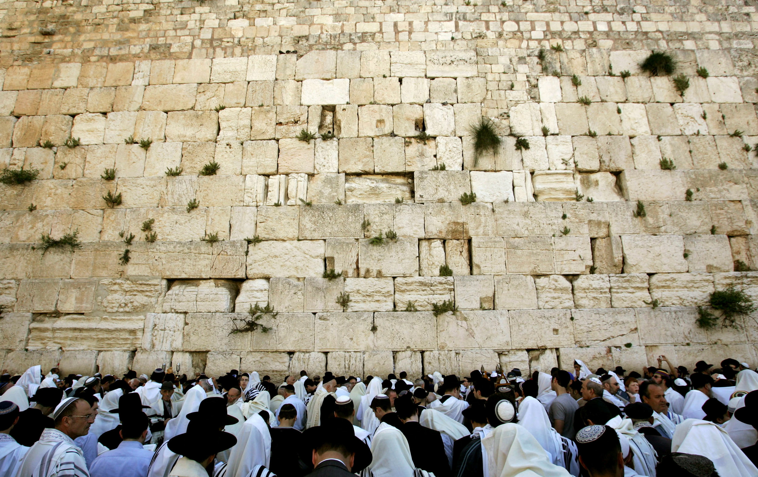 A Siratófalnál imádkozó zsidók