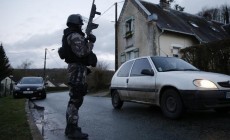 A member of the French GIPN intervention police forces secures a neighbourhood in Corcy, northeast of Paris January 8, 2015. French anti-terrorism police converged on an area northeast of Paris on Thursday after two brothers suspected of being behind an attack on the satirical newspaper Charlie Hebdo were spotted at a petrol station in Villers-Cotterets in the region. France's prime minister said on Thursday he feared the Islamist militants who killed 12 people could strike again as a manhunt for two men widened across the country.   REUTERS/Christian Hartmann   (FRANCE - Tags: CRIME LAW MILITARY)ATTENTION EDITORS FRENCH LAW REQUIRES THAT VEHICLE REGISTRATION PLATES ARE MASKED IN PUBLICATIONS WITHIN FRANCE - RTR4KM24