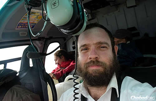 Helikopterrel segít a rabbi