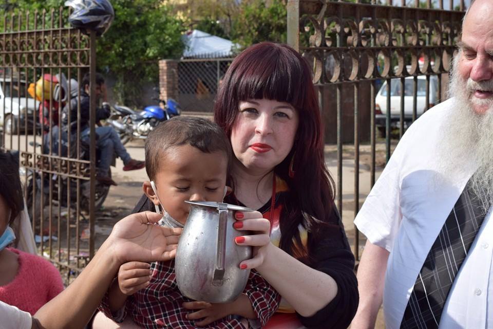  Chani Lifshitz egy nepáli kisfiút itat