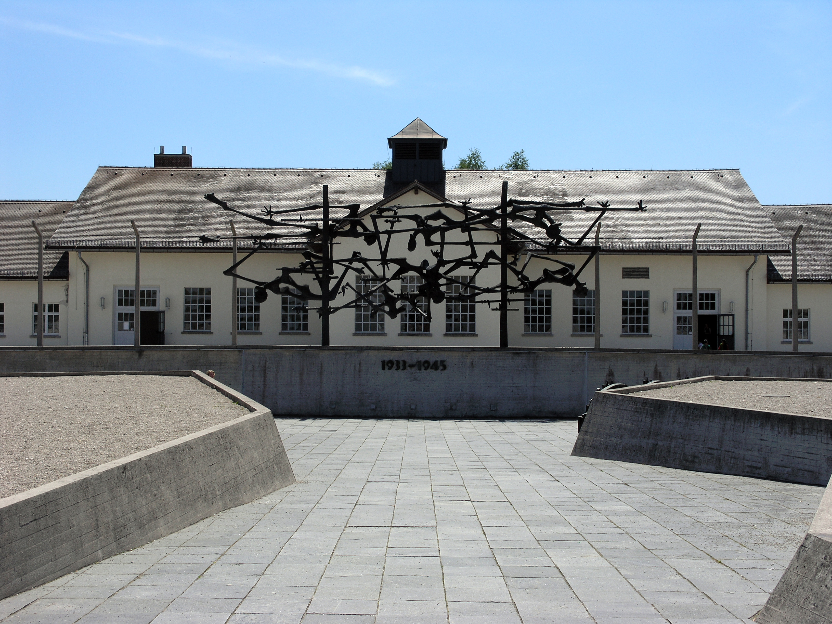 Emléktáblát avatott Balog Zoltán Dachauban