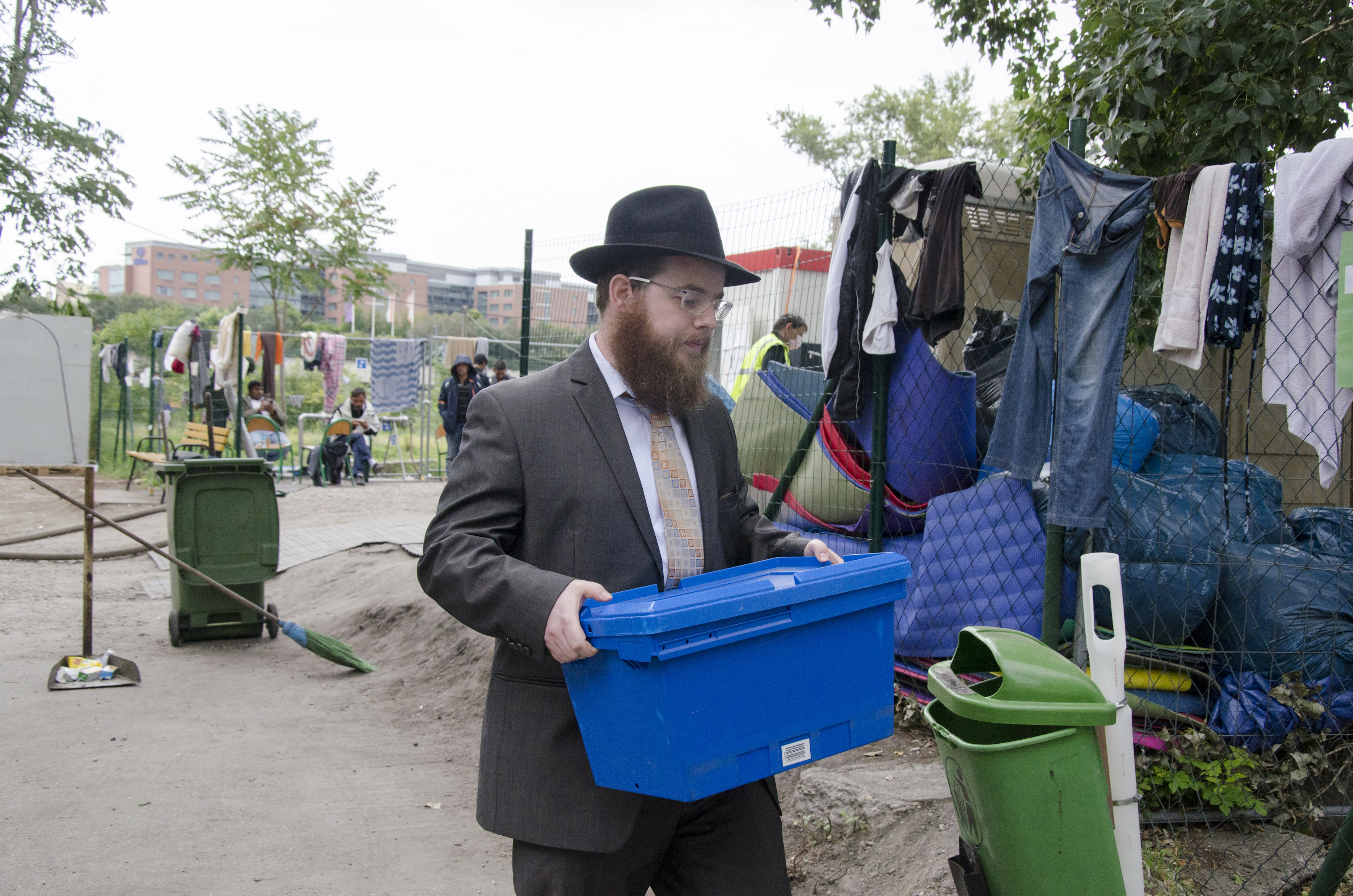 Az EMIH vezető rabbija menekülteknek adott gyógyszereket a Nyugatinál
