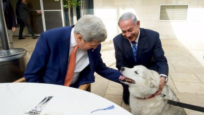 Megharapta Netanjahu vendégeit a miniszterelnök kutyája