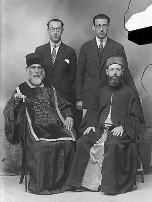 A voloszi romanióta zsidó közösség tagjai, Mose Peszách rabbi (baloldalt, elöl) fiaival (hátul)