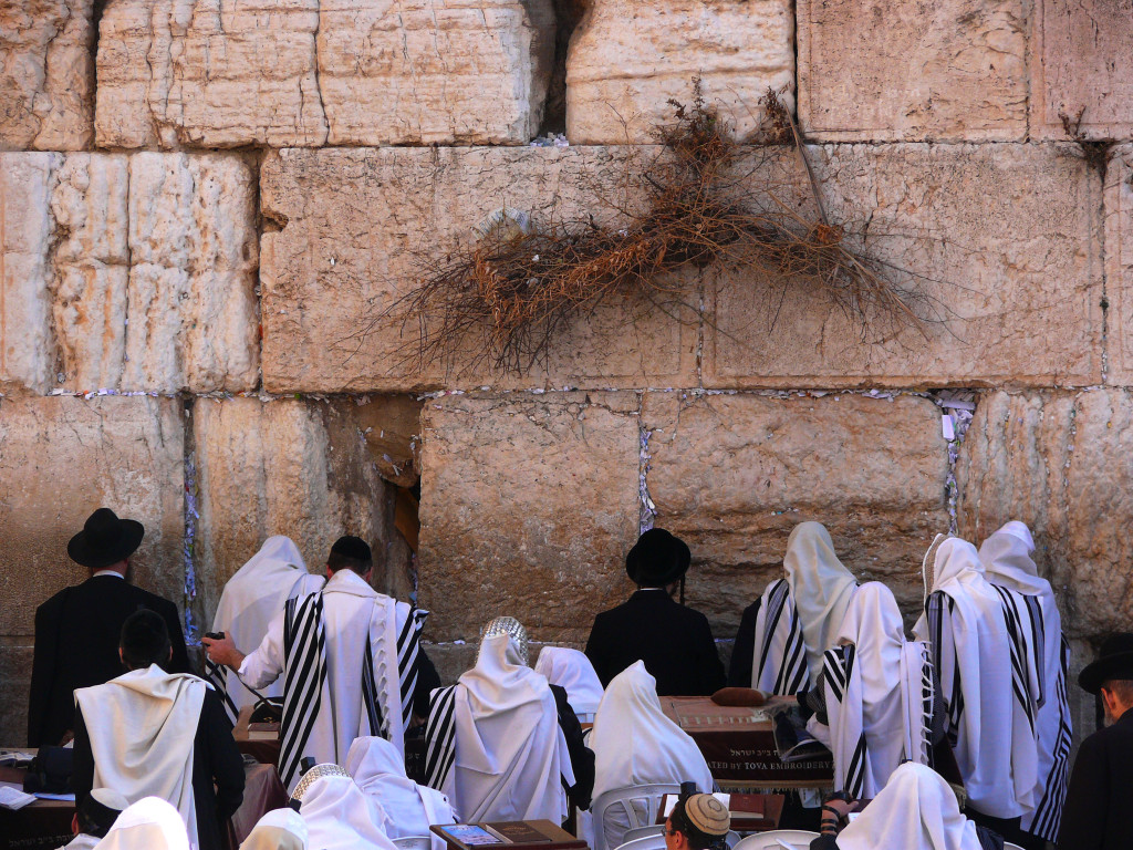 Jews-pray-in-the-Western-Wall-1