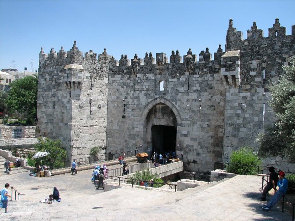  A jeruzsálemi Óváros egyik bejárata, a Sáár Schem (Damaszkuszi kapu), rendszeres támadások helyszíne