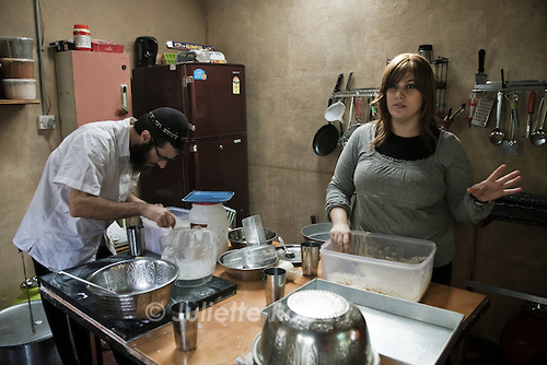 Le rabbin Moti Gromach et sa femme Libi prparent le repas du Shabbat, au centre culturel et religieux Beith Chabad