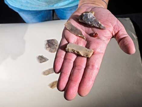 A 7000 éves településen talált tárgyak egy része: pattintott kőeszközök és megmunkált gyöngy