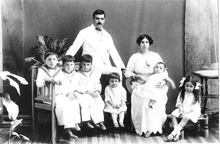 Feleségével és első hat gyermekével 1917-ben