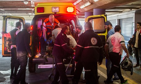 Késeléses merénylet áldozatát szállítják a jeruzsálemi Sááréj Cedek kórházba