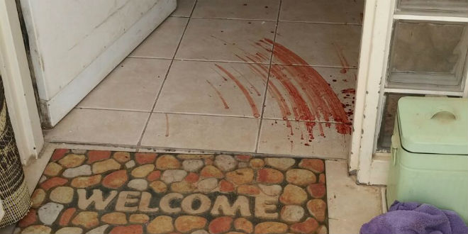 Roi Harel házának bejárata Eliben a támadás után