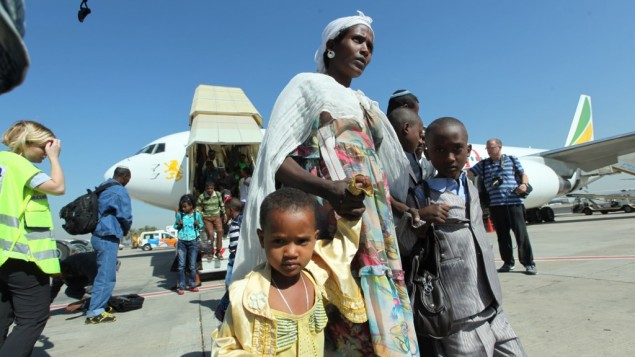  Etiópiai bevándorlók megérkezése Izraelbe 2012-ben, a Galamb Szárnyán akció keretében
