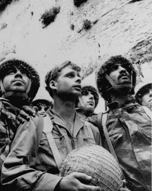 David Rubinger ikonikus fotója: izraeli katonák a Siratófal visszafoglalásakor