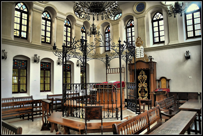  A jeruzsálemi Ohel Jicchák zsinagóga belső tere