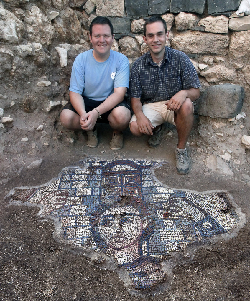 Régészek az in situ mozaikkal (Sámson)