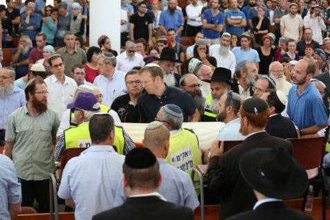  Több mint 7000 ember vett részt a megyilkolt Micháel Mark temetésén