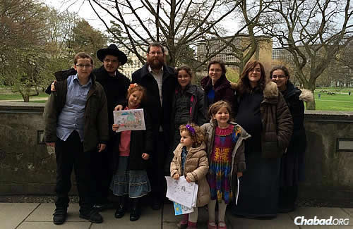 Yitzchok Loewnthal rabbi a családjával