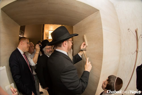  Berel Lazar rabbi felszegezi a mezuzát az új mikve bejáratára
