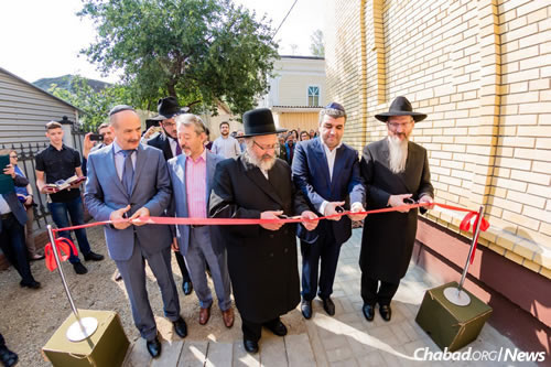  Az új mikve felavatása (jobbról Berel Lazar rabbi)