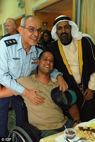 A korábbi katonai főparancsnok, Dán Cháluc támogató látogatása gyászoló beduin családoknál