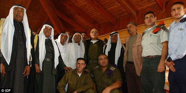 Magas rangú izraeli katonák látogatása egy beduin sejknél