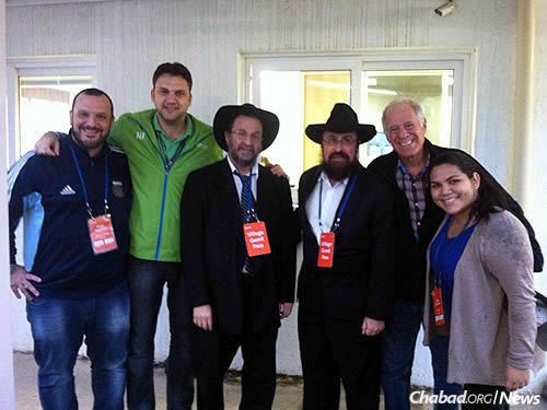 Yehoshua Goldman rabbi és Eliyahu Haber rabbi ellátogatott az olimpiai faluba