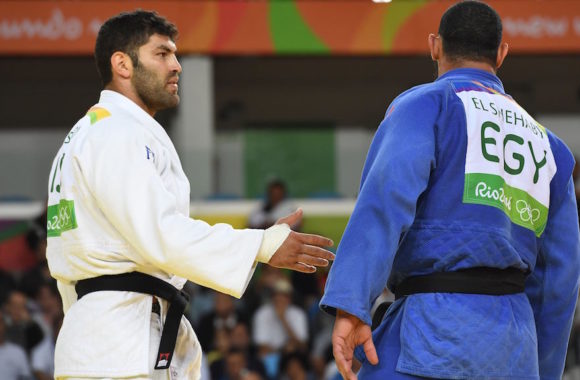 TOPSHOT - Israel's Or Sasson (white) competes with Egypt's Islam Elshehaby during their men's +100kg judo contest match of the Rio 2016 Olympic Games in Rio de Janeiro on August 12, 2016. / AFP / Toshifumi KITAMURA        (Photo credit should read TOSHIFUMI KITAMURA/AFP/Getty Images)