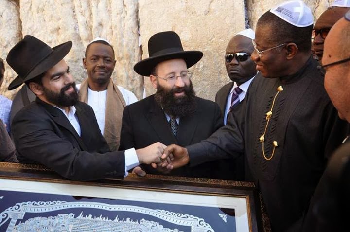 Uzon rabbi a nigériai államelnökkel a Siratófalnál