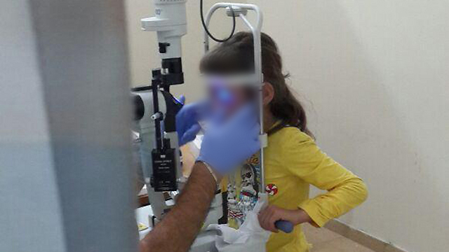 Szír gyermeket vizsgál egy izraeli szemorvos