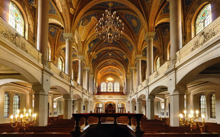 40 év után ismét zsidó tulajdonba került a világ harmadik legnagyobb zsinagógája
