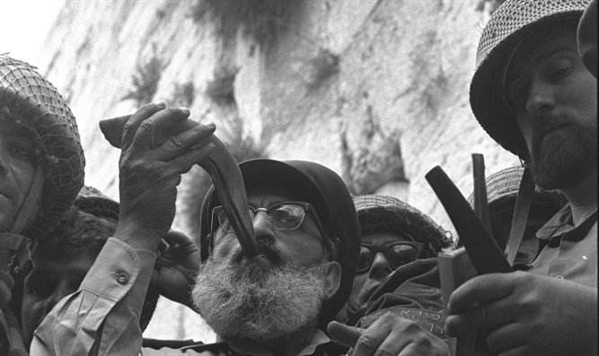 Slomó Goren tábori főrabbi megfújja a sófárt 1967-ben