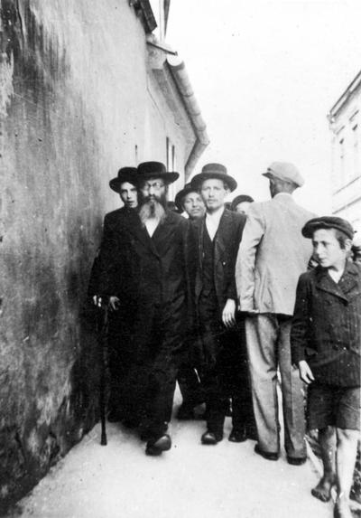 Grünwald Jáákov Jechezkiá rabbi tanítványaival sétál Pápán a ‘30-as években