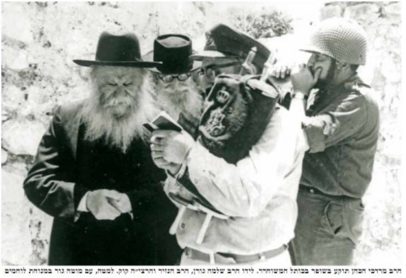 1967-ben, Menáchem Hákohén rabbi a kép jobb szélén