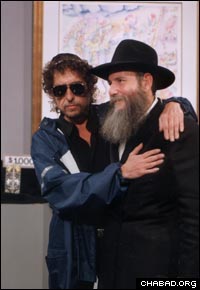 Bob Dylan Boruch Shlomo Cunin rabbival egy Chábád Telethonon