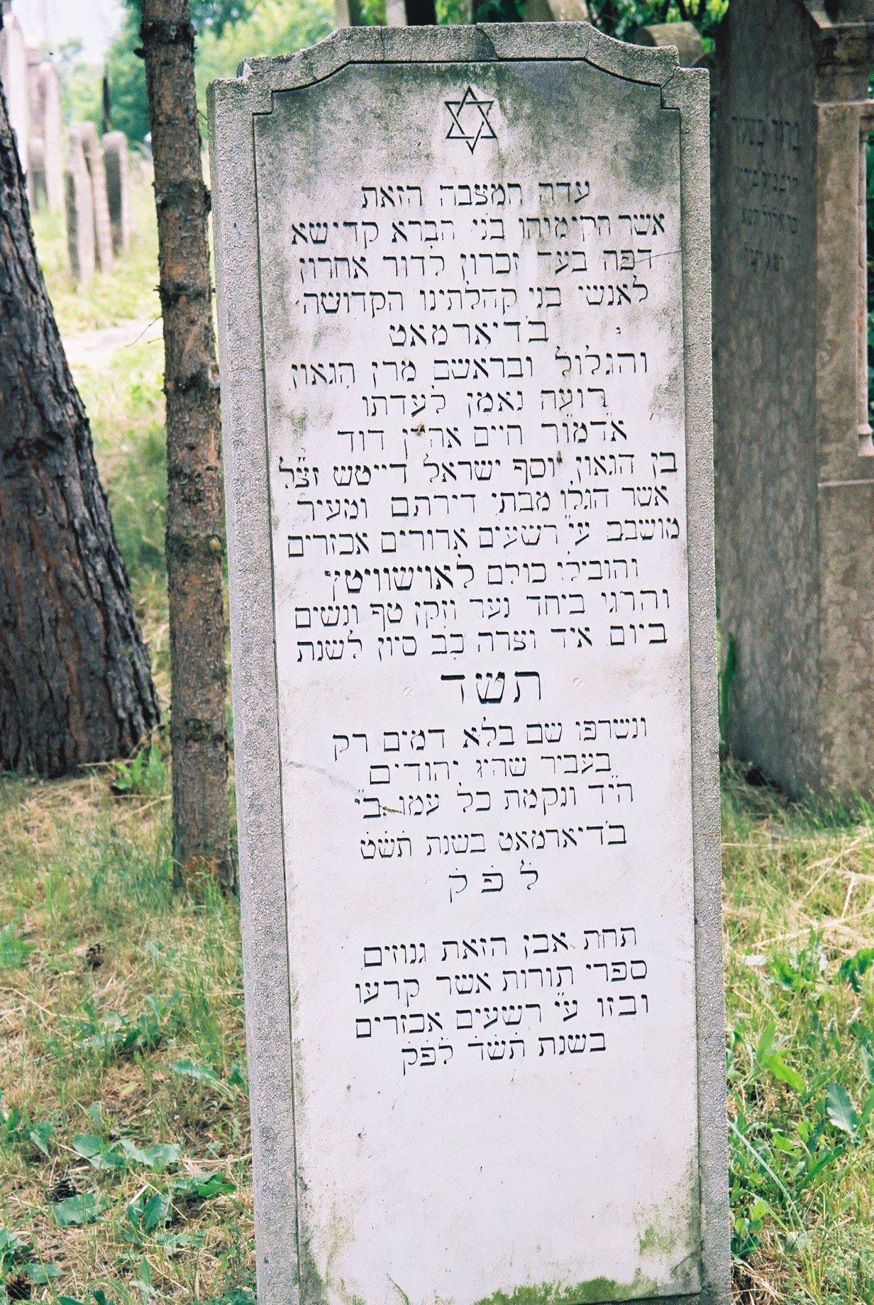 „E kő alatt vannak eltemetve azok a Tóratekercsek, amiket széttéptek és megrongáltak a kegyetlen gonoszok 5704-ben” – Ez olvasható Balassagyar- maton a Tórák nyughelye fölé 1949-ben emelt sírkövön, ami egyben a Holokauszt mártírjainak is emléket állít. Forrás: Berish Weber