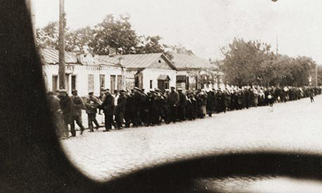 Zsidók menete az ukrajnai Kamenyec-Podolszkijban, ahol őreik a városon kívül agyonlőtték őket. A fotót Spitz Gyula, magyar munkaszolgálatos sofőr készítette titokban.