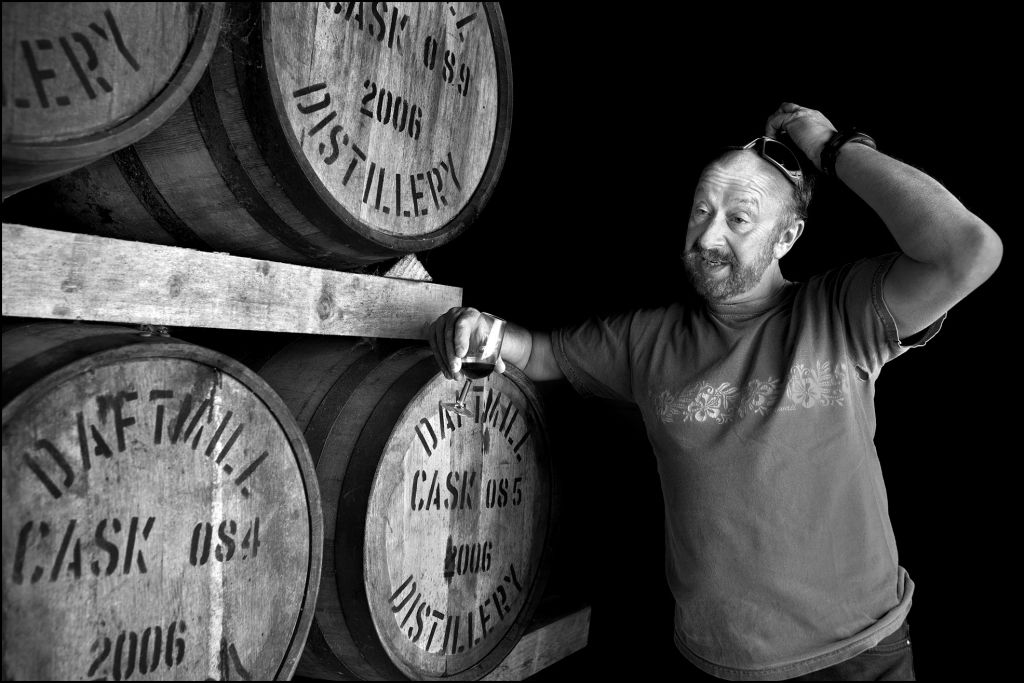 Zsidó whiskyszakértő egy lepárlóüzemben, Fife-ben