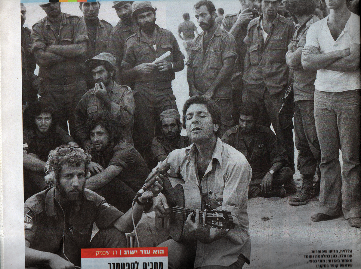 Korabeli újságcikk, Cohen az izraeli katonáknak énekel 1973-ban, a jom kipuri háború idején