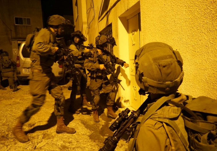Izraeli katonák tesznek látogatást a lövöldöző rendőr családjánál