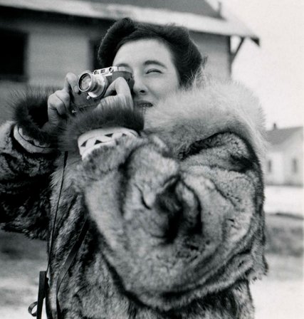 Ruth Gruber Alaszkában, 1941-ben. Sztálin gulágjait és a náci Németországban folyó életet egyaránt dokumentálta 