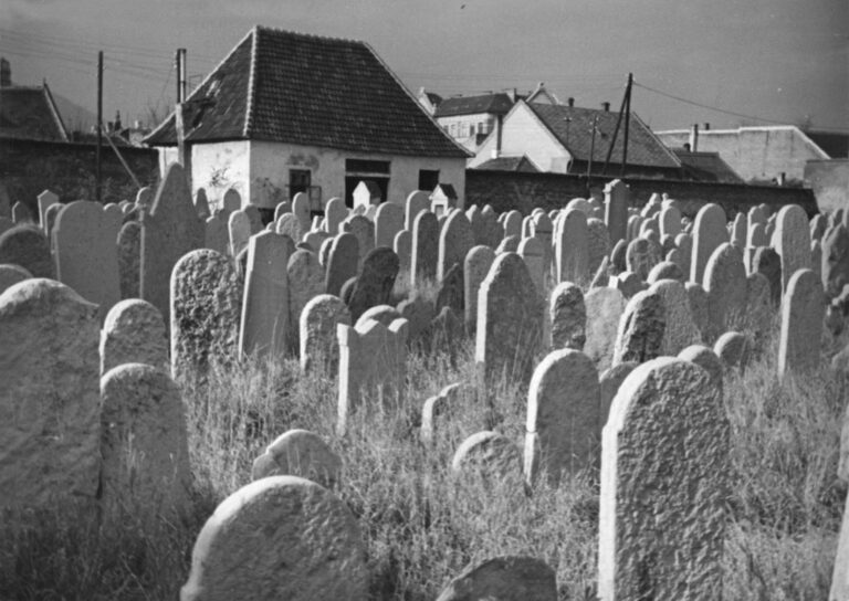 Kényszerből vándorló pihenők – Az óbudai zsidó temetők históriája