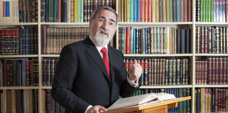 „A kiváló vezető vezetőket képez” – Elhunyt Lord Jonathan Sacks rabbi