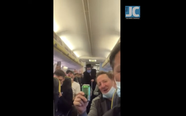 Repülőn üvöltöztek antiszemita dalt West Ham-szurkolók