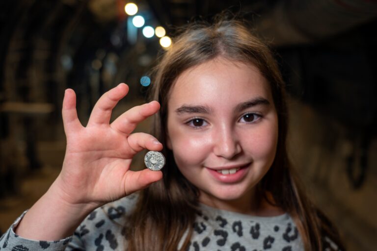 2000 éves érmét szitált ki a kövek közül a kislány