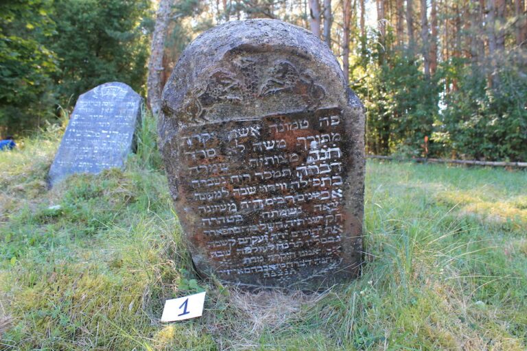 Folyamatosan bővül a litván temetők online adatbázisa