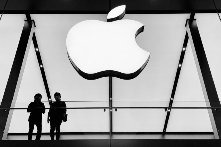 Az Apple megnehezíti a szelfizést a holokauszt helyszínein